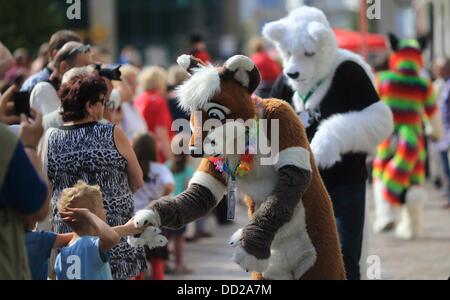 Magdeburg, Deutschland. 23. August 2013. Teilnehmer der Eurofurence Convention tragen fantasievolle Tierkostüme, nehmen sie Teil an der Parade in Magdeburg, Deutschland, 23. August 2013. Rund 1.400 Fans von bizarren pelzigen Tierkostüme sind erwartet der 19. Eurofurence Convention in Magdeburg, die bis zum 25 August stattfindet. Foto: JENS WOLF/Dpa/Alamy Live News Stockfoto