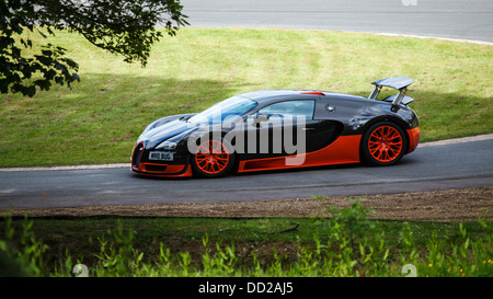 Ein oranger und schwarzer Bugatti Veyron Super Sport auf der Strecke in Prescott Hill, Gloucestershire, England Stockfoto