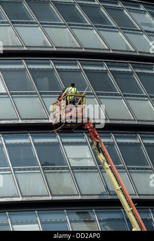 London, UK. 23. August 2013: Arbeitnehmer angehoben an die Spitze der London City Hall, Durchführung von Instandhaltungsarbeiten an den Fenstern.  Fotograf: Gordon Scammell/Alamy Live-Nachrichten Stockfoto