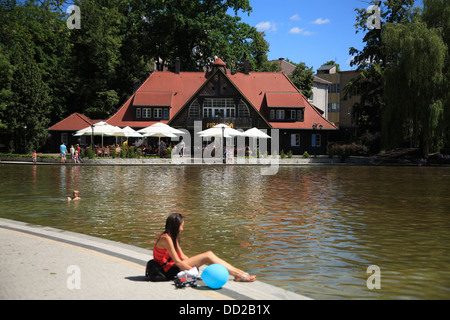 Restaurant PIRAMIDA in der alten Domek Lodowy (Eiskeller) am Schloßteich, Oppeln, Schlesien, Polen Stockfoto