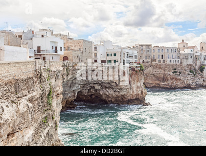 Die charmanten historischen Klippe Stadt von Polignano a Mare in Apulien, Süditalien mit weiß getünchten Häusern und großen Meereshöhle Stockfoto