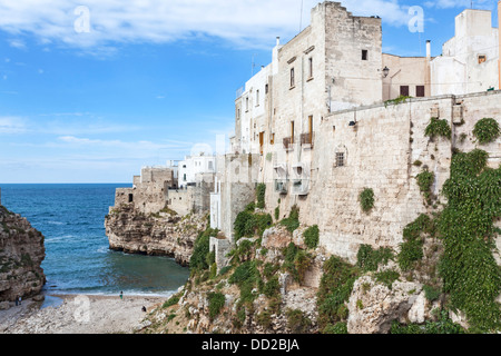 Die charmanten historischen Klippe Stadt von Polignano a Mare in Apulien, Süditalien mit weiß getünchten Häusern und steiniger Strand Stockfoto