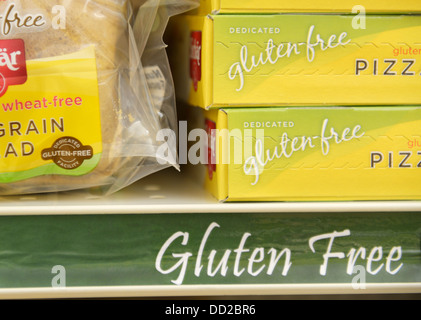 Gluten freie Lebensmittel auf einem Regal in der Gluten-freien Abschnitt eines Supermarktes Stockfoto