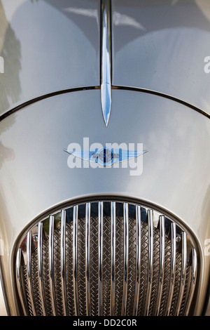 Die Motorhaube und der Kühlergrill eines metallischen silbernen Morgan Aero, England Stockfoto