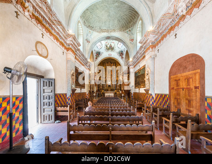 Innere der historischen Mission San Xavier del Bac, in der Nähe von Tucson, Arizona, USA Stockfoto