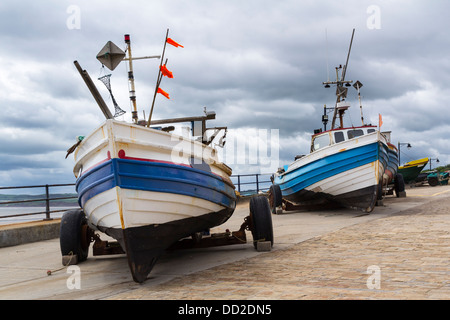 Schwere Himmel über Angelboote/Fischerboote bei Filey Yorkshire England UK Stockfoto