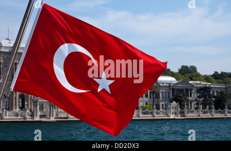 Türkische Flagge und Dolmabahçe Palast wie aus dem Bosporus in Istanbul, Türkei zu sehen. Stockfoto