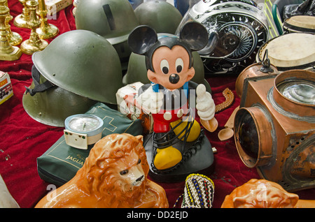 Trödel für den Verkauf auf einen Stall in der Grassmarket während der jährlichen Messe Grassmarket. Stockfoto