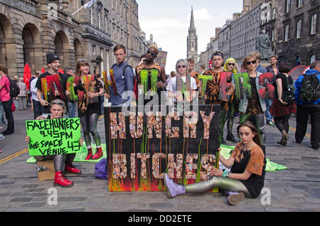 Interpreten, die ihr Spiel "Facehunters" auf der High Street in Edinburgh zu fördern. Stockfoto