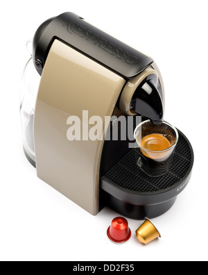 Nespresso-Kaffeemaschine ausgeschnitten isoliert auf weißem Hintergrund - Krups Essenza Auto XN 2140 Erde Stockfoto