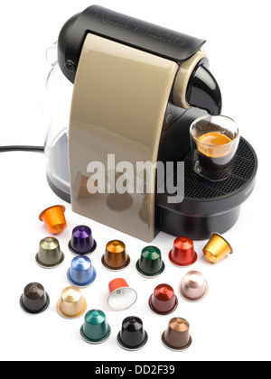 Nespresso Kaffeemaschine mit verschiedenen Kapseln isoliert auf weißem Hintergrund ausschneiden Stockfoto