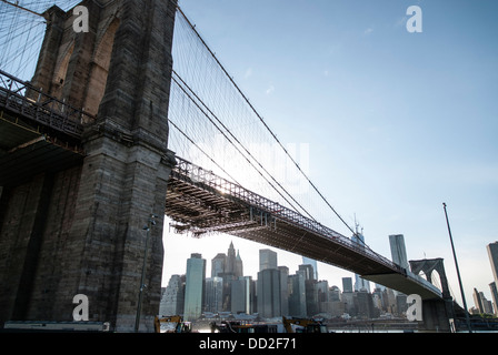 Brooklynbridge, New York USA, im Mai 2013 von unten gesehen. Im Hintergrund ein klarer blauer Himmel und Sonnenschein über die Skyline. Stockfoto