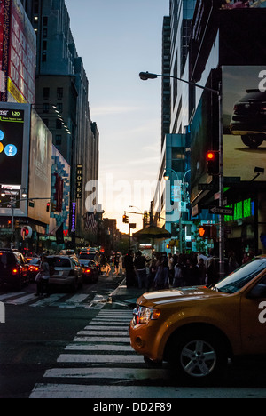 Bild von Manhattan New York USA Straße, im Mai 2013. Im Vordergrund ein yellow Cab oder dem Taxi. Im Hintergrund den Sonnenuntergang. Stockfoto