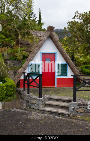 Ferienhaus mit Reetdach, tropische Garten Monte Palace, Funchal, Madeira, Portugal, traditionelles Haus, Bäume, Stockfoto