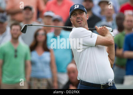 Jersey City, New Jersey, USA. 23. August 2013. 23. August 2013: Matt Kuchar (USA) abschlägt während der der zweiten Runde des The Barclays Fed Ex Liberty National Golf Course in Jersey City, New Jersey. Kostas Lymperopoulos/Csm/Alamy Live News Stockfoto