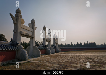 Herrliche Zäune und Tore umgeben die runden Hügel Altar, befindet sich am südlichen Ende des Geländes der Himmelstempel. Stockfoto