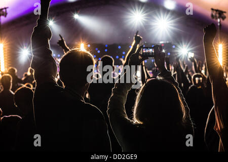 Aberystwyth Wales UK, Freitag, 23. August 2013 die Premiere des großen Tribute Festival 2013, Wales nur Musikfestival Cover Bands gewidmet. August Bank Holiday Wochenende 2013 Credit: Keith Morris/Alamy Live-Nachrichten Stockfoto