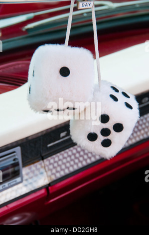 Fuzzy Dice Rückspiegel hängen Stockfoto