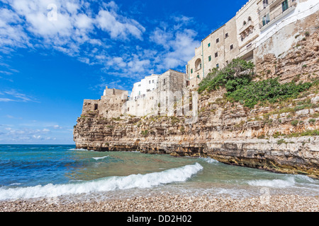 Die charmanten historischen Klippe Stadt von Polignano a Mare in Apulien, Süditalien mit weißen Häuser auf einer Klippe Stockfoto
