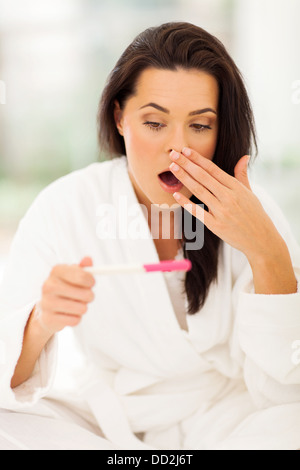 junge Frau habe schockiert, wenn ihr Schwangerschaftstest zeigt positiv zur Folge Stockfoto