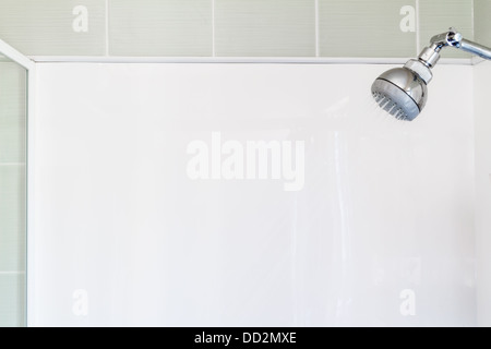 Eine Dusche mit einer leeren weißen Mauern und grünen Fliesen. Viel Platz für Ihre Nachricht Stockfoto