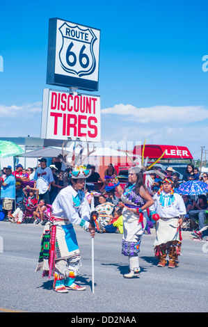 Indianer mit Tracht beteiligt sich bei der 92 jährlichen Inter-tribal feierlichen Parade in Gallup New-Mexico Stockfoto