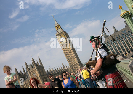 Mann spielt Dudelsack auf Westminster Bridge. London, England Stockfoto