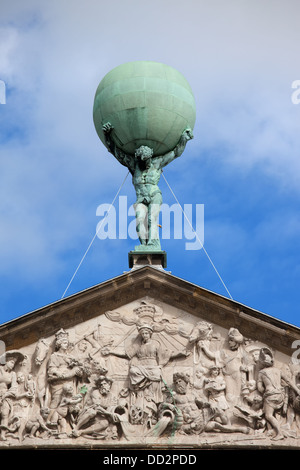 Statue des Atlas mit der Welt und Reliefs auf Giebel das königliche Palais in Amsterdam, Niederlande. Stockfoto