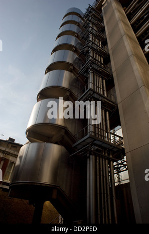 Lloyds aufbauend auf Lime Street in London, am späten Nachmittag mit der Sonne auf dem Metall reflektiert. Stockfoto