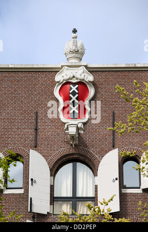 Wappen von Amsterdam und Fenster mit weißen Fensterläden auf ein historisches Haus Apex, Holland, Niederlande. Stockfoto