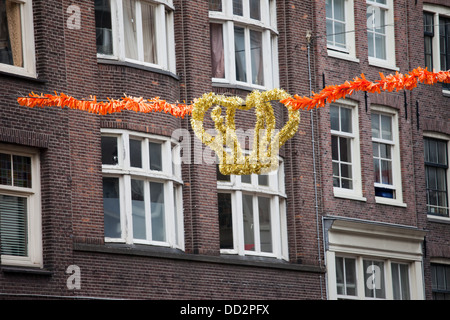 Königskrone und orange Girlande über einer Straße in Amsterdam zur Einsetzung der neuen König des Landes zu feiern. Stockfoto