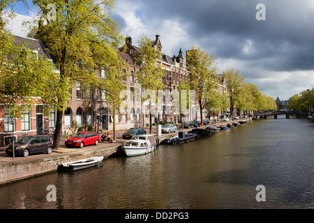 Frühling am Kloveniersburgwal Kanal in Amsterdam, Niederlande, Nord-Holland Provinz. Stockfoto