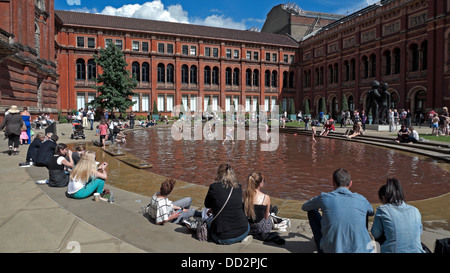 Besucher des Victoria and Albert Museum sitzt am Garten Pool an einem heißen Sommertag London England UK Stockfoto