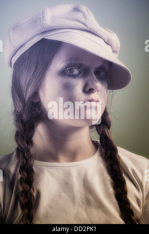 eine freche und schmutzige Mädchen mit einer Kappe Stockfoto