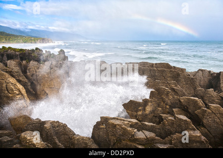 Putai Blasloch an die berühmten Pancake Rocks, Dolomit Punkt, in der Nähe von Punakaiki, West Coast, Südinsel von Neuseeland. Stockfoto