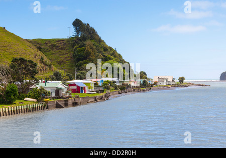 Ferienhäuser oder Baches am Ufer des Tongaporutu Flusses, Taranaki, Neuseeland. Stockfoto