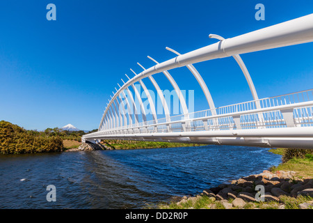 Te Rewa Rewa Bridge, New Plymouth, Taranaki Region, New Zealand und Mount Taranaki an einem klaren sonnigen Tag. Stockfoto