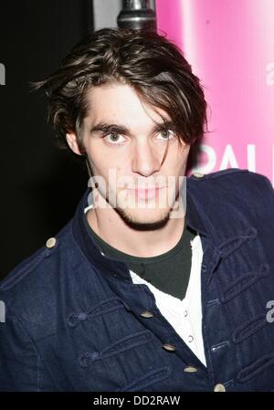 Las Vegas, NV. 23. August 2013. RJ Mitte im Ankunftsbereich für RJ Mitte 21. Geburtstags-Party am Ghostbar, Ghostbar, Las Vegas, NV 23. August 2013. Bildnachweis: James Atoa/Everett Collection/Alamy Live-Nachrichten Stockfoto