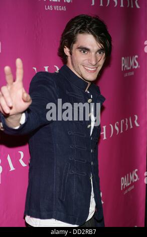 Las Vegas, NV. 23. August 2013. RJ Mitte im Ankunftsbereich für RJ Mitte 21. Geburtstags-Party am Ghostbar, Ghostbar, Las Vegas, NV 23. August 2013. Bildnachweis: James Atoa/Everett Collection/Alamy Live-Nachrichten Stockfoto