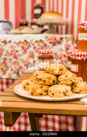 Ein Haufen von Scones mit Rosinen auf Platte "und" beibehalten Gläser im Hintergrund Stockfoto