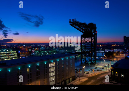 Die Finnieston Crane sitzen am Ufer des Flusses Clyde ist ein Wahrzeichen in Glasgow, Schottland Stockfoto