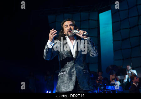 Universal City, Kalifornien, USA. 23. August 2013. Sänger MARCO ANTONIO SOLIS live im Gibson Amphitheater in Universal CityWalk. (Kredit-Bild: © Leopoldo Pena/ZUMA Draht) Stockfoto