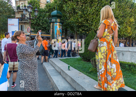 Paris, Frankreich, Straßenszenen Touristen, Frau, die ein Foto von einem Freund macht, in Kleid, von hinten, Street Style paris Stockfoto