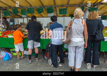 Paris, Frankreich, Gruppe von Franzosen Lebensmittel Einkaufen Bauernmarkt, von hinten, im Bastille-Viertel, Stände, Street Vendor Stockfoto