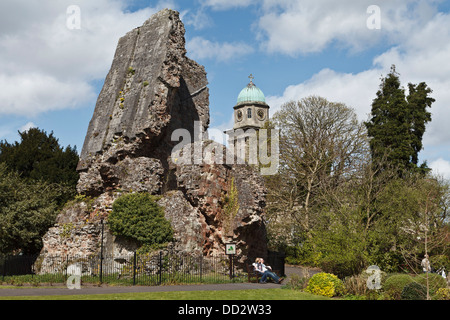 Der schiefe Turm von Bridgnorth Burg mit Str. Marys Kirche hinter Schlossgärten, Bridgnorth, Shropshire, England Stockfoto