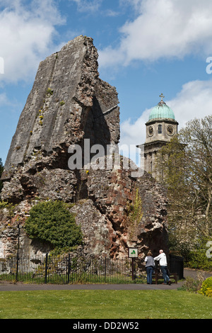 Der schiefe Turm von Bridgnorth Burg mit Str. Marys Kirche hinter Schlossgärten, Bridgnorth, Shropshire, England Stockfoto