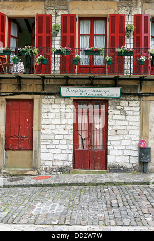 Klassische denkmalgeschützte Gebäude in der ummauerten Altstadt von Hondarribia im baskischen Land, Spanien Stockfoto