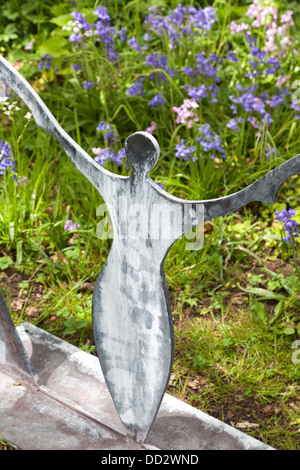 Skulptur und Sackler-Schutzhütte Weinberg Oxfordshire im Mai 2013 - Einheit von Christopher Townsend 3 Stockfoto