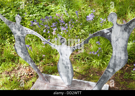 Skulptur und Sackler-Schutzhütte Weinberg Oxfordshire im Mai 2013 - Einheit von Christopher Townsend 1 Stockfoto