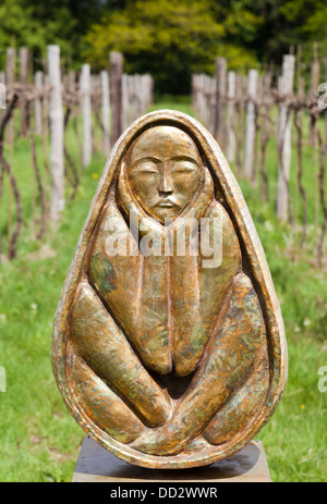 Skulptur und Sackler-Schutzhütte Weinberg Oxfordshire im Mai 2013 Stockfoto